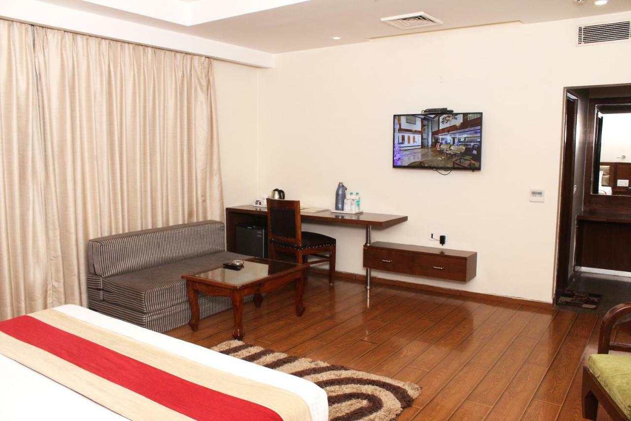 Hotel Swan Zirakpur Chandigarh Exterior photo